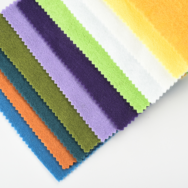Tela no tejida con agujas de colores